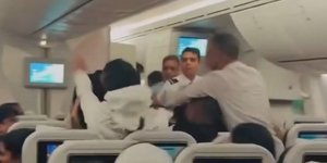 Επιβάτες πιάστηκαν στα χέρια κατά τη διάρκεια πτήσης προς Λονδίνο