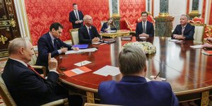 Στιγμιότυπο από την συνάντηση του Βλαντίμιρ Πούτιν, με τον Τζάρεντ Κούσνερ και τον Στιβ Γουίτκοφ