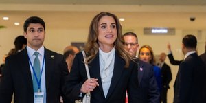 Η βασίλισσα Ράνια δίνει μάθηματα εντυπωσιακού στιλ με κοστούμι που θα φορούσε και η Κέιτ Μίντλετον