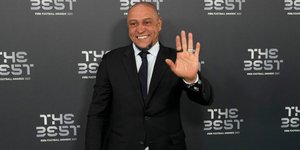 Ο Ρομπέρτο Κάρλος κατά τη διάρκεια της τελετής των βραβείων της FIFA  το 2024