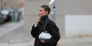 Ούτε καλοκαίρι, ούτε φθινόπωρο: Τι φοράμε αυτή την περίοδο