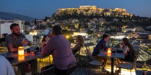 Ταράτσα για ποτό το σούρουπο με θέα την Ακρόπολη, στη γειτονιά του Ψυρρή  - Shutterstock