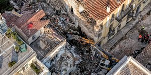 Συντρίμμια από την κατάρρευση κτιρίου στην Πλάκα μετά από έκρηξη 