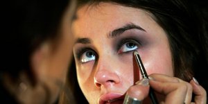 Smokey eye χωρίς σκιές: Το trick με ένα μόνο προϊόν για εντυπωσιακό βλέμμα