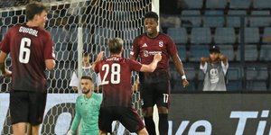 Οι παίκτες της Σπάρτα Πράγας πανηγυρίζοντας