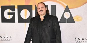 Σήμερα ο Σταύρος Χαλκιάς γεμίζει θέατρα σε όλη την Αμερική και παίζει σε ταινίες του Γιώργου Λάνθιμου και της A24 / ΑΡ