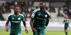 Ο Τεττέη πανηγυρίζει το γκολ του για το 0-1