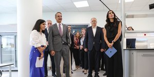 Ο πρωθυπουργός και ο Τάκης Θεοδωρικάκος κατά την επίσκεψη στο Athens LifeTech Park 