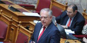 Ο Τάκης Θεοδωρικάκος στη Βουλή
