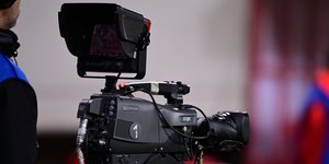 Κάμερα από τηλεοπτική κάλυψη σε ποδοσφαιρικό αγώνα 