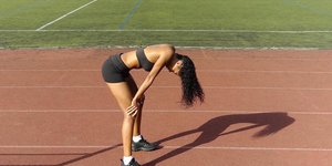 Η απλή άσκηση με λάστιχο που γυμνάζει εντατικά γλουτούς και πόδια