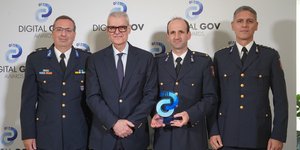 Ο Ευάγγελος Τουρνάς με αξιωματικούς της πυροσβεστικής σε βράβευση