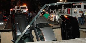 Κλείνει η μεγάλη «τρύπα» της Αθήνας που «κατάπιε» 3 αυτοκίνητα 