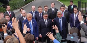 Ο Τραμπ μαζί με μεγιστάνες και επιχειρηματίες της ΤΝ κάνει δηλώσεις στα ΜΜΕ