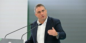 Ο Κώστας Τσουκαλάς μιλάει σε συνέδριο του ΠΑΣΟΚ