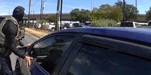 Νεαρός μετανάστης πυροβολήθηκε από πράκτορα της ICE και τώρα κατηγορείται για αντίσταση 
