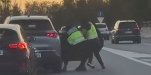 Η στιγμή που δράστες απαγάγουν επιβάτη οχήματος στη Βαρκελώνη