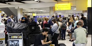 Μεγάλες καθυστερήσεις σε αεροδρόμια της Βρετανίας 