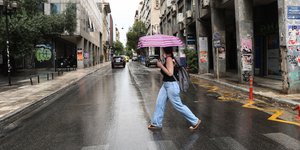 Γυναίκα με ομπρέλα στη βροχή