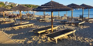 Ξαπλώστρες στην παραλία Βουλιαγμένης