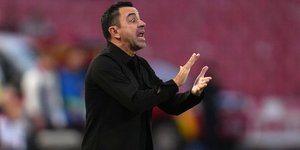 Ο Τσάβι δίνει συμβουλές στους ποδοσφαιριστές του