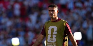 Ο Τσάκα με τη φανέλα της Ελβετίας κατά τη διάρκεια της προθέρμανσης