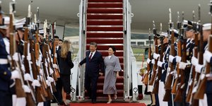 Ο πρόεδρος της Κίνας Σι Τζινπίνγκ και η σύζυγός του, Πενγκ Λιγιουάν, φτάνουν στην αεροπορική βάση Joint Base Andrews στο Μέριλαντ, στις 23 Σεπτεμβρίου 2026