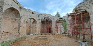 Άποψη του μνημείου από τα νοτιοδυτικά. Υφιστάμενη κατάσταση με υποστηλώματα