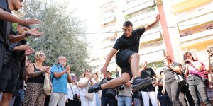 Θαυμαστές του Γιώργου Μαζωνάκη χόρεψαν ζεϊμπέκικο έξω από την εκκλησία