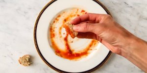 Για ποιο λόγο οι Ιταλοί θεωρούν ότι το να αφήσεις κάτι νόστιμο στο πιάτο θα ήταν πολύ χειρότερο έγκλημα από το να το μαζέψεις με ένα κομμάτι ψωμί / SHUTTERSTOCK