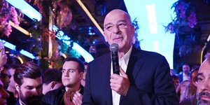 Ο Νίκος Δένδιας στην εκδήλωσή του σε μαγαζί της παραλιακής
