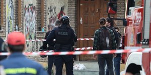 Αστυνομικοί έξω από το σπίτι που έγινε η έκρηξη στον Κολωνό