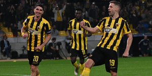 Οι παίκτες της ΑΕΚ πανηγυρίζουν το τέταρτο γκολ κόντρα στον Παναιτωλικό