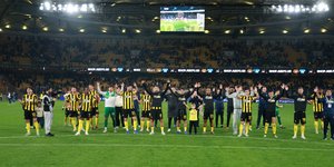 Οι παίκτες της ΑΕΚ πανηγυρίζουν με τον κόσμο τους μετά το 5-0 κόντρα στον Παναιτωλικό