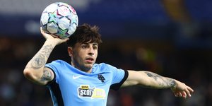 Ο Λάζαρος Ρότα με τη μπάλα του Champions League στο ματς της ΑΕΚ με τη Σαχτάρ στο «Στάμφορντ Μπριτζ»