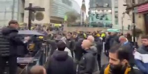 Οι οπαδοί της ΑΕΚ... έβαψαν κιτρινόμαυρο και το Μάντσεστερ [βίντεο]