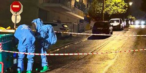 Επιχείρηση ανάσυρσης δοχείου που αντιστοιχεί σε επικίνδυνο υλικό από κάδο απορριμμάτων στον Άγιο Δημήτριο Αττικής 