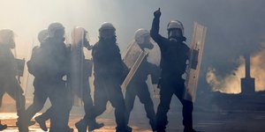 Πολεμικό το σκηνικό στα Τίρανα: Μολότοφ, δακρυγόνα, πλαστικές σφαίρες και επιθέσεις σε δημόσια κτίρια 