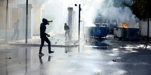 Σφοδρές συγκρούσεις διαδηλωτών και αστυνομικών στα Τίρανα
