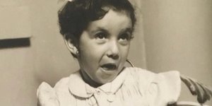 Το κοριτσάκι της φωτογραφίας είναι Ελληνίδα τραγουδίστρια που μόλις έγινε 72 ετών