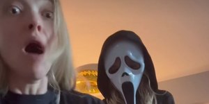 Η Αμάντα Σέιφριντ και η κόρη της με μάσκα Scream 