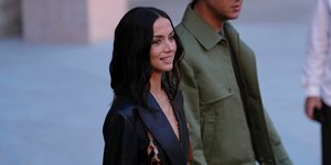 Η Άνα ντε Άρμας με peach μακιγιάζ και μοτοσικλετιστικό στιλ στο show του Louis Vuitton στο Παρίσι