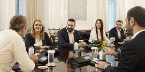 Οι νέοι αναπληρωτές εκπρόσωποι Τύπου της ΝΔ με τον Κυριάκο Μητσοτάκη