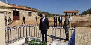 Ο Ανδρουλάκης κατέθεσε στεφάνι στο μνημείο της «Κυράς της Ρω»