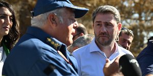Ο πρόεδρος του ΠΑΣΟΚ, Νίκος Ανδρουλάκης σε πληγείσα περιοχή 