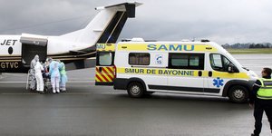 Μεταφορά ασθενούς με COVID-19 στη Γαλλία (Αρχείο, 2021, AP Photo/Bob Edme)