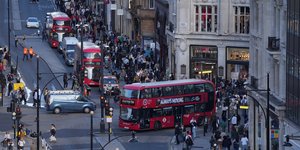 Κίνηση οχημάτων και πεζοί στην διάσημη Oxford Street του Λονδίνου