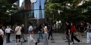 Ουρές έξω από κατάστημα της Apple για το νέο iPhone Duo 