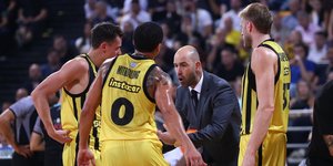 Ο Βασίλης Σπανούλης δίνει οδηγίες στους παίκτες του Άρη