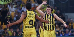 Οι παίκτες του Άρη πανηγυρίζουν στην αναμέτρηση με την Μπούργκος